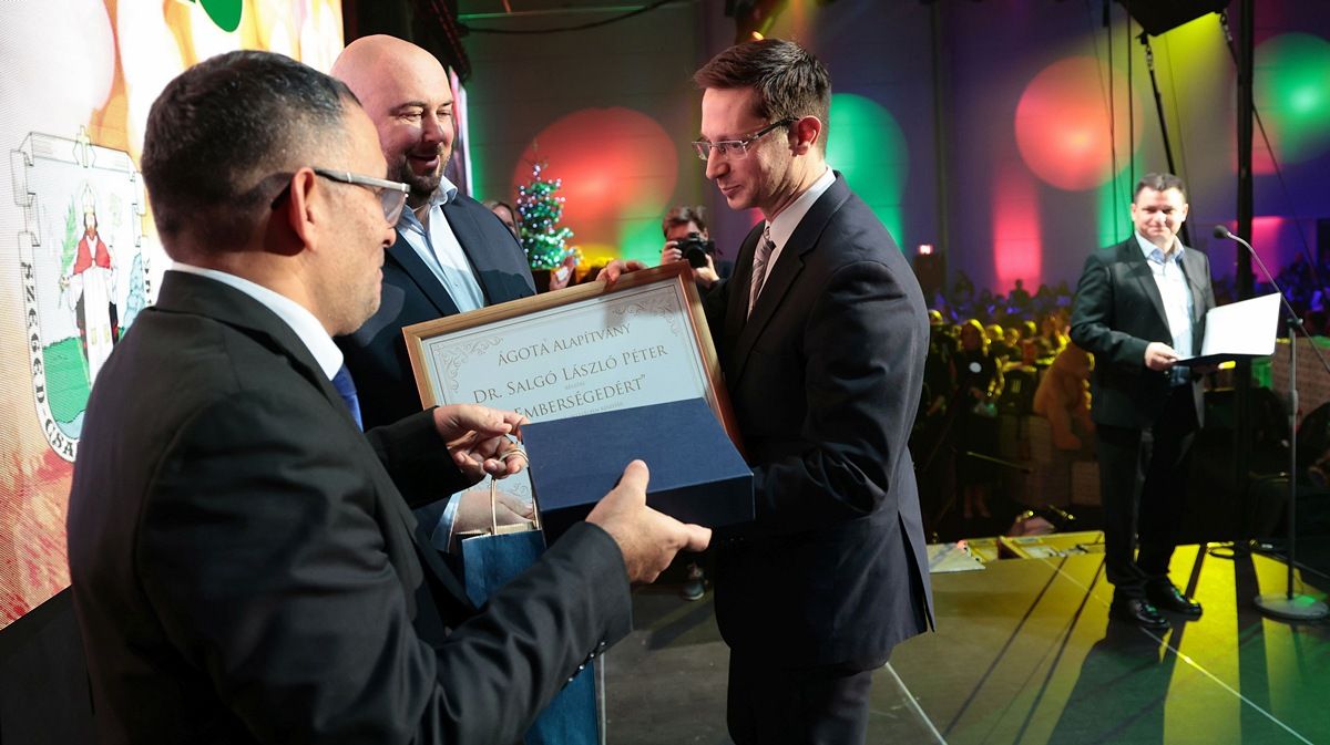 Kormányhivatali elismerés az ÁGOTA Közösség karácsonyi ünnepségén