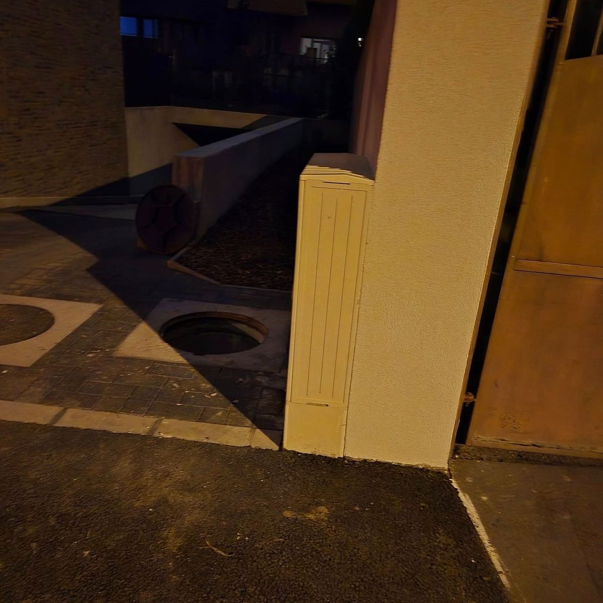 A tátongó akna miatt sajnos hatalmas a balesetveszély. (Fotó: Facebook/Újszeged az én otthonom)