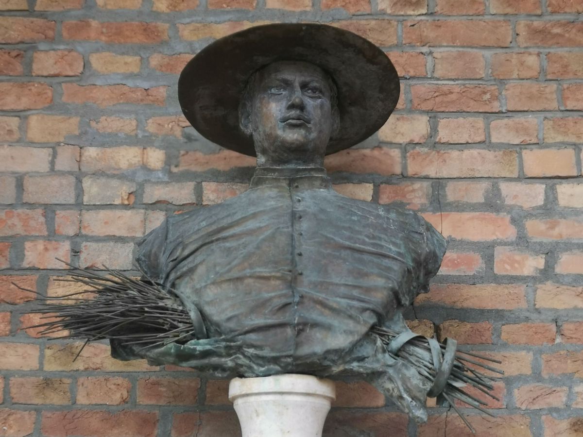 A szegedi születésű Kálmány Lajos emlékét a Dóm téri Pantheon szobra is őrzi