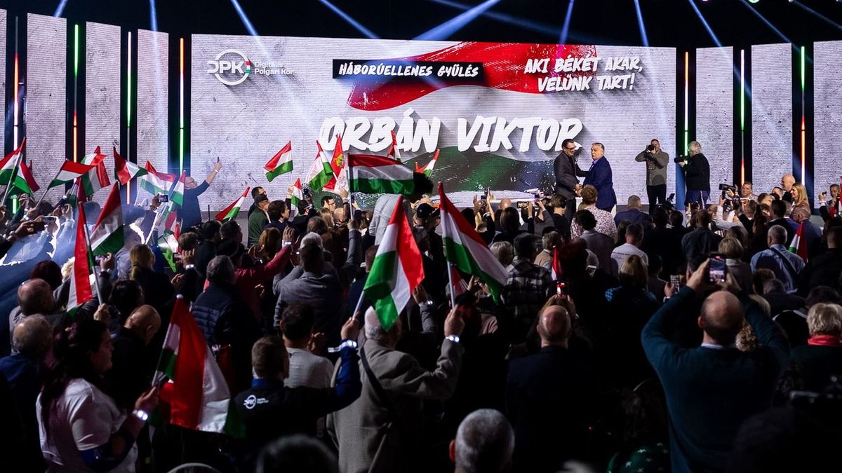 Orbán Viktor megjegyezte: szombaton 27 év után visszatér az Apukám világa. (Fotó: MTI)