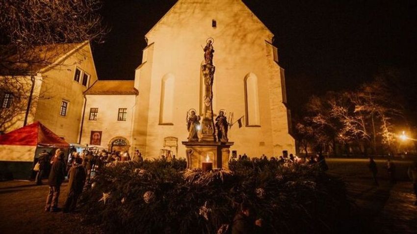 Az öröm gyertyája ma este fellobban a Mátyás téren