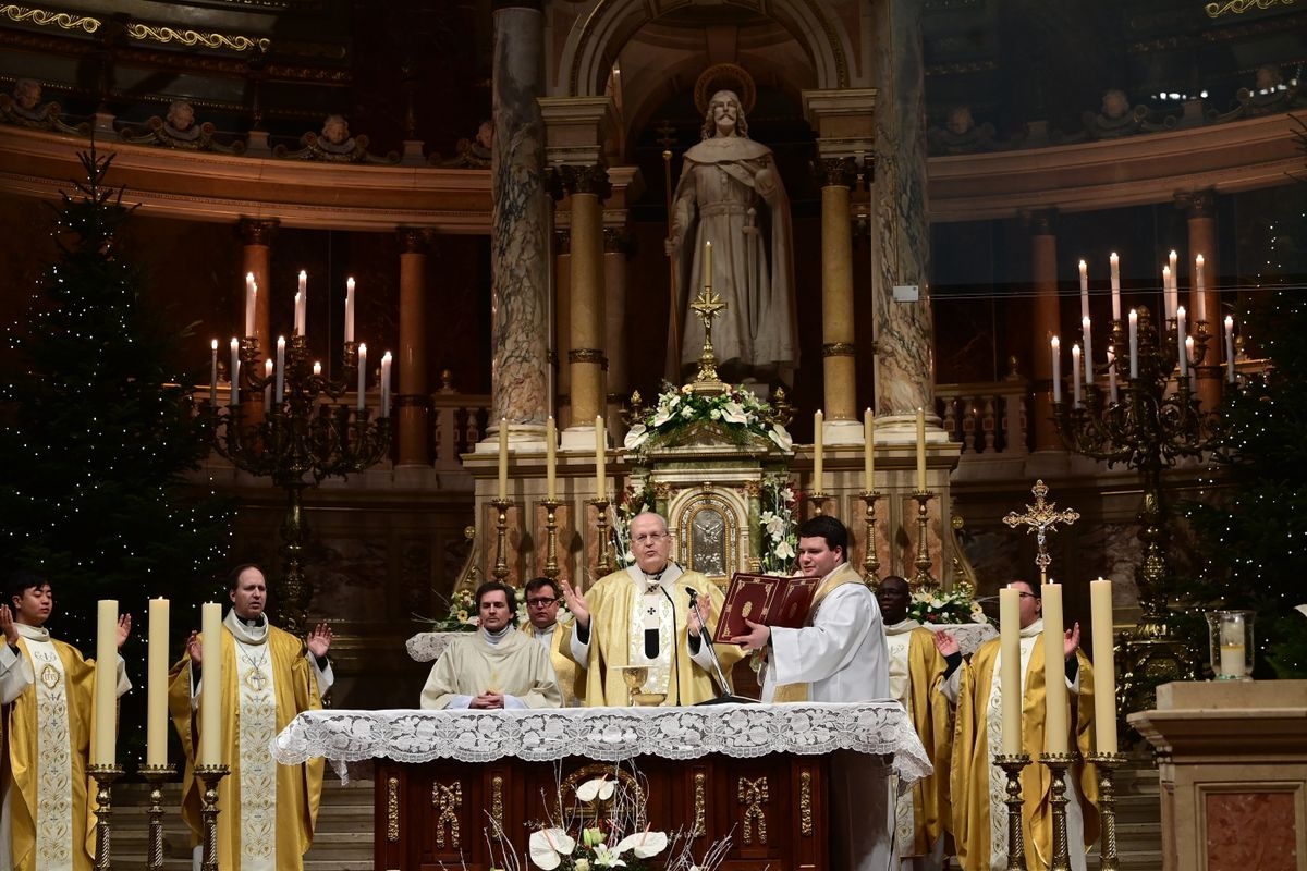 Erdő Péter bíboros, esztergom-budapesti érsek karácsony éjszaka a Szent István-bazilikában. (Fotó: Kovács Attila/MTI)