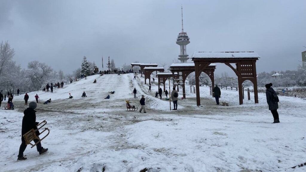 Sok mai szegedi gyerek még nem szánkózhatott egy igazán jót. (Fotó: SzegedMa)