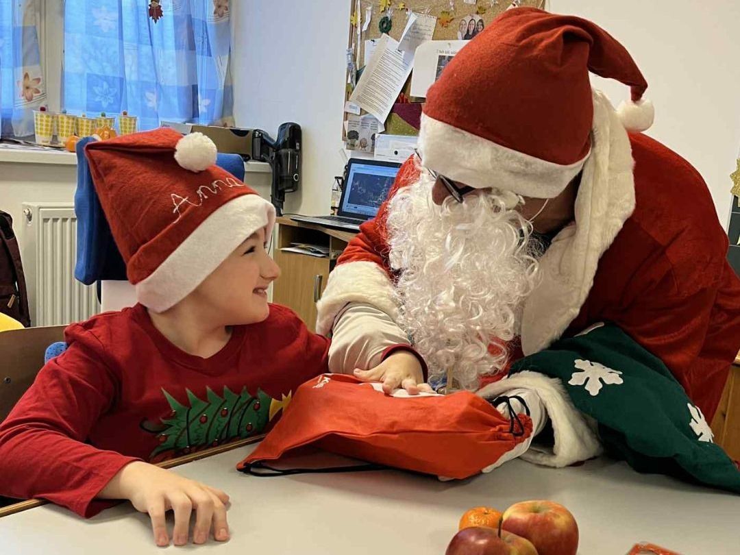 Többszáz mikuláscsomag és fejlesztő eszközök érkeztek a GEMMA Központba. (Fotó: Facebook/KÉSZ Csoport)