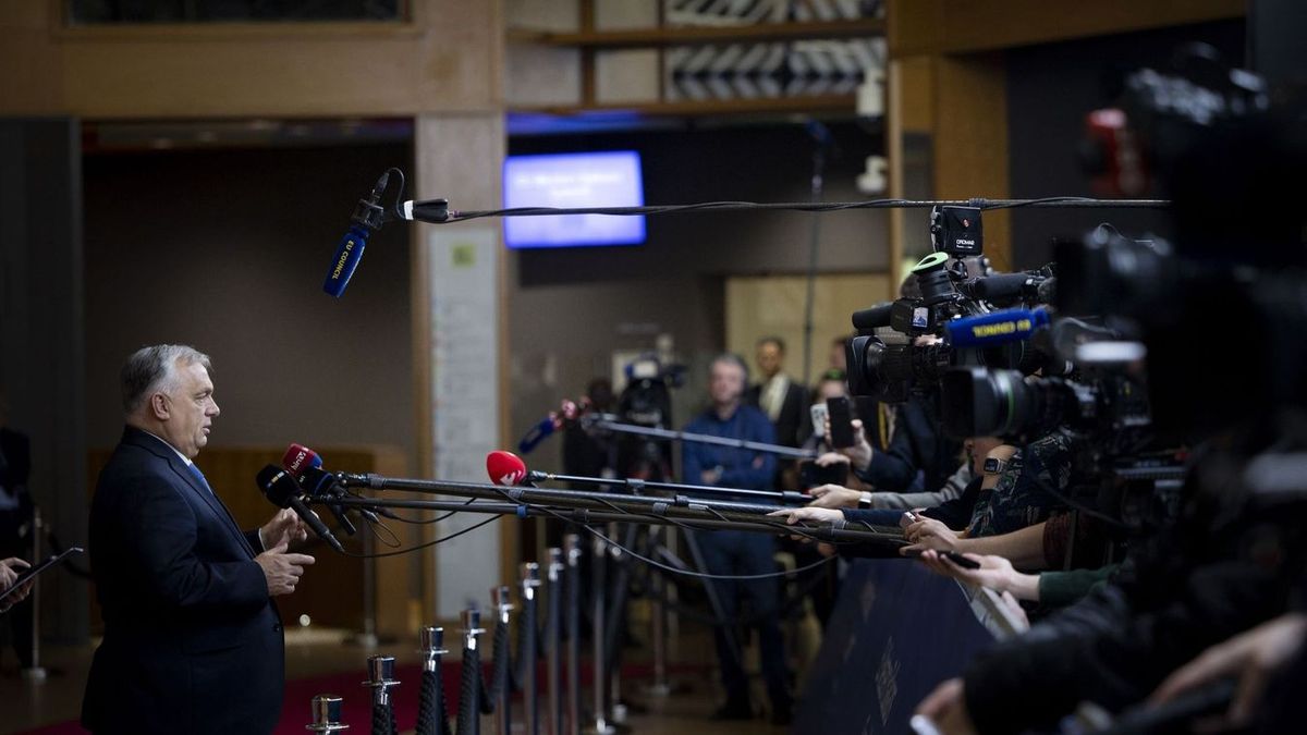 Orbán Viktor nyilatkozik a sajtó képviselőinek, amint megérkezik az Európai Unió és a nyugat-balkáni országok csúcstalálkozójára Brüsszelben