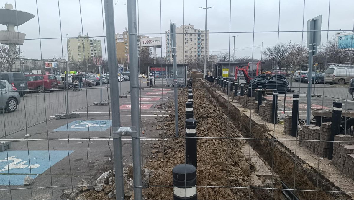 Megkezdődött a Teslatöltők telepítése a Rókusi körúti Tesconál, azonban sokan panaszkodnak az időzítésre