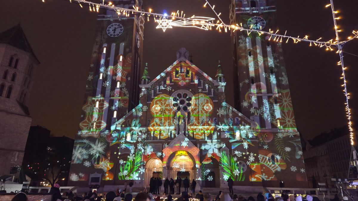 Két hétvégén keresztül egyedi, animált fényfestés öltözteti ünnepi díszbe a szegedi Dómot. (Fotó: SzegedMA)