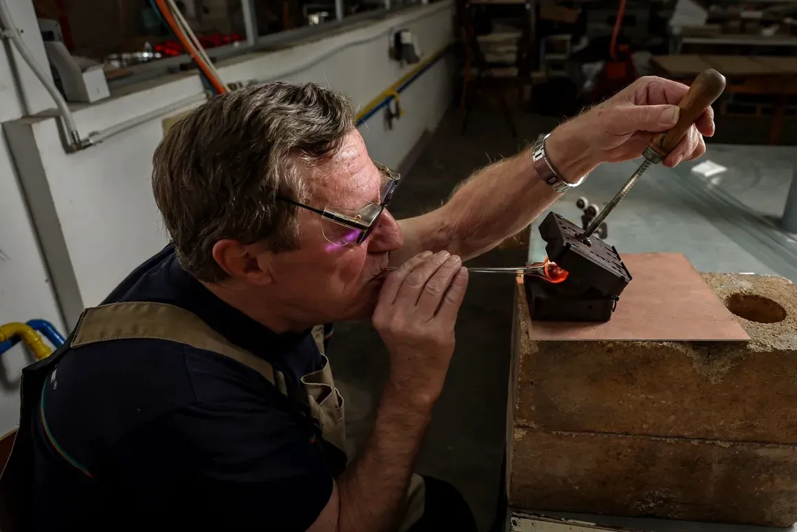 Egy fáról sem hiányozhat az igazi kézműves karácsonyfadísz. (Fotó: szabouveg.hu)