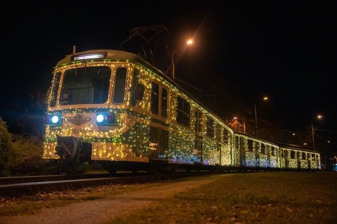 Ezek a fényfűzérekkel díszített szerelvények ünnepi hangulatot varázsolnak a sínekre. (Fotó: mavcsoport.hu)