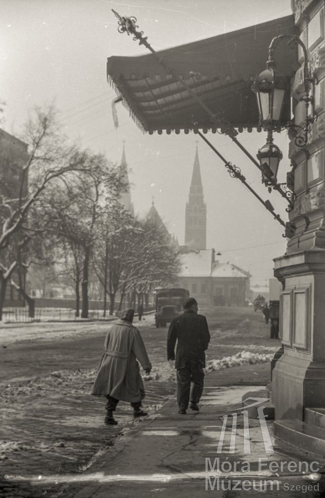 A Fogadalmi templom tornyai a szegedi színház felől nézve az 1950-es években. (Fotó: Liebmann Béla. Móra Ferenc Múzeum helytörténeti gyűjtemény)