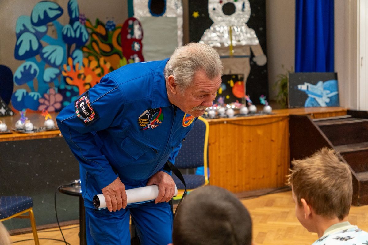 Farkas Bertalan  minden kérdésre válaszol, akadt bőven belőle, a gyerekeket lázba hozz az űrutazás