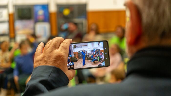 Az űrből érkezett vendég a szegedi iskola diákokhoz