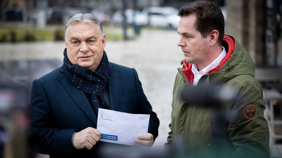 Orbán Viktor miniszterelnök és Németh Balázs, a Fidesz-frakció szóvivője. (Fotó: MTI)