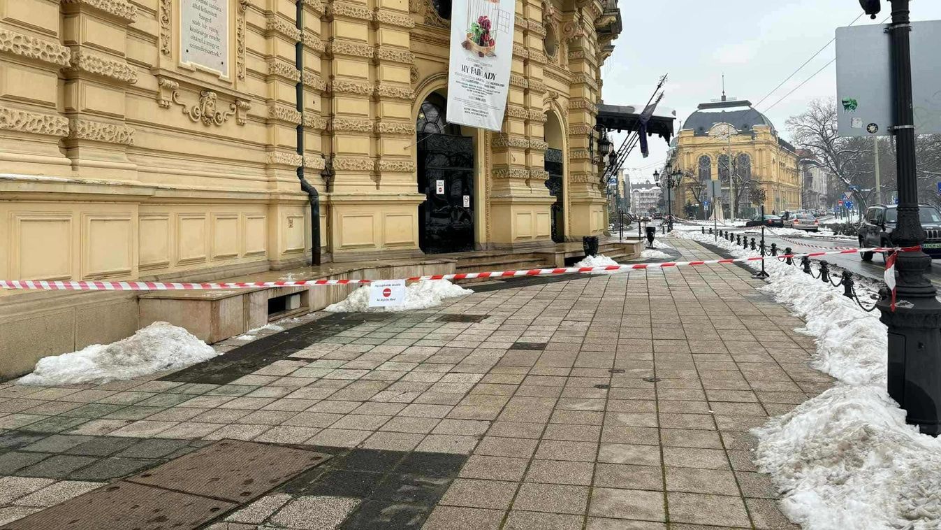 Fő a biztonság: tilos az átjárás a Szegedi Nemzeti Színház előtt