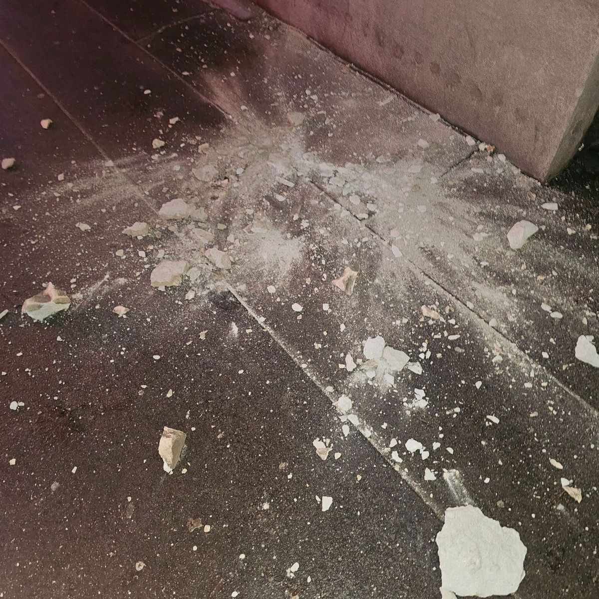 Egy járókelő mellé zuhant le a meglazult homlokzat darabja. (Fotó: Szegeden láttam és hallottam/Bledea Dániel)