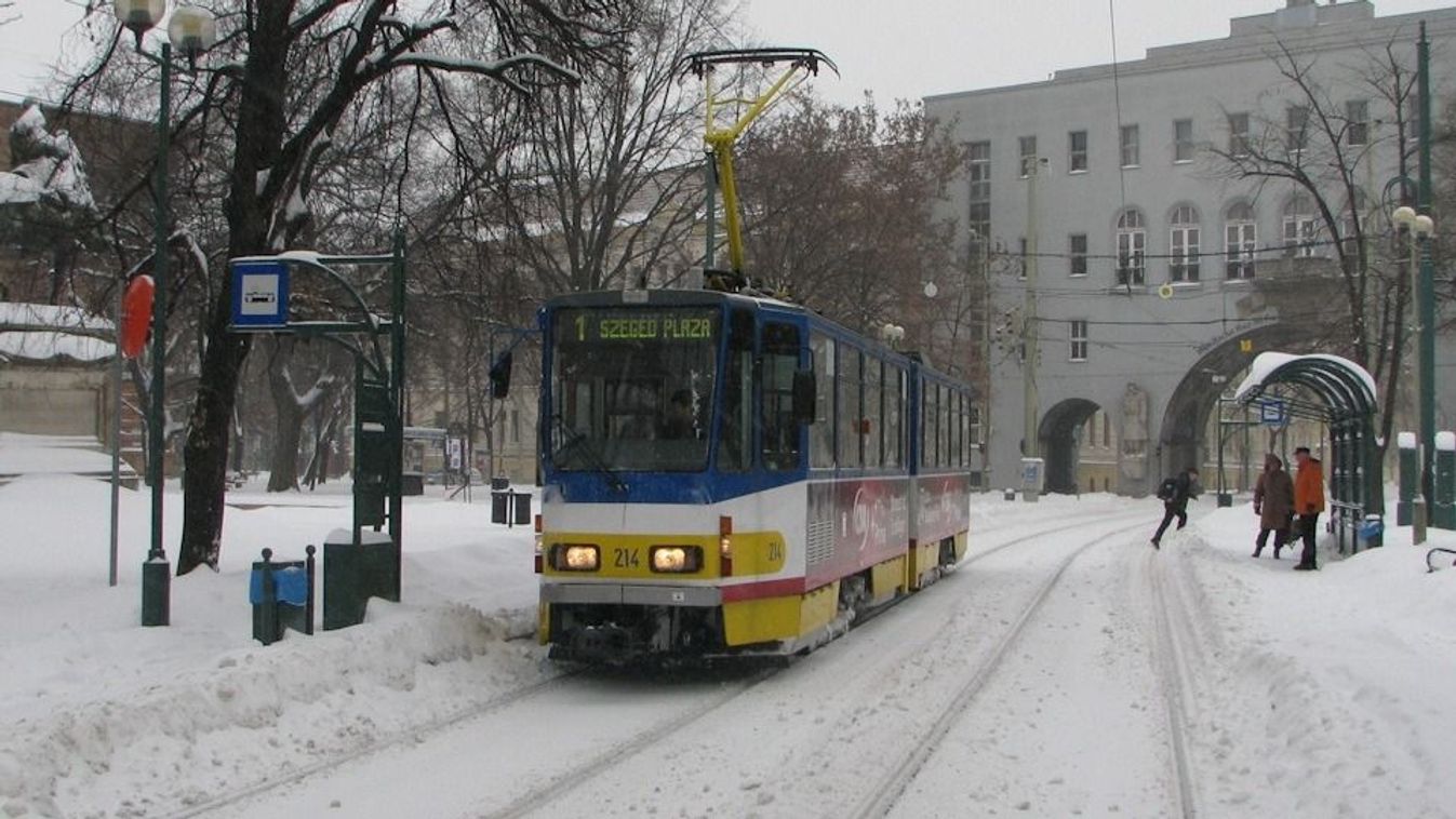 Vigyázat, csúszik! Óvatosságra int a Szegedi Közlekedési Társaság