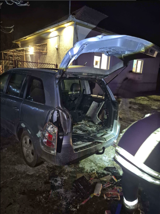 Felborult egy autó Sándorfalván, majd elszabadult a tűzijáték. (Fotó: Webrádió)
