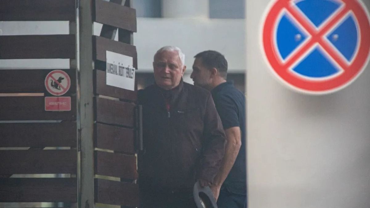 A Tisza Párt vezérkarnak ad tanácsokat a baloldali politológus Kéri László. (Fotó: Facebook)