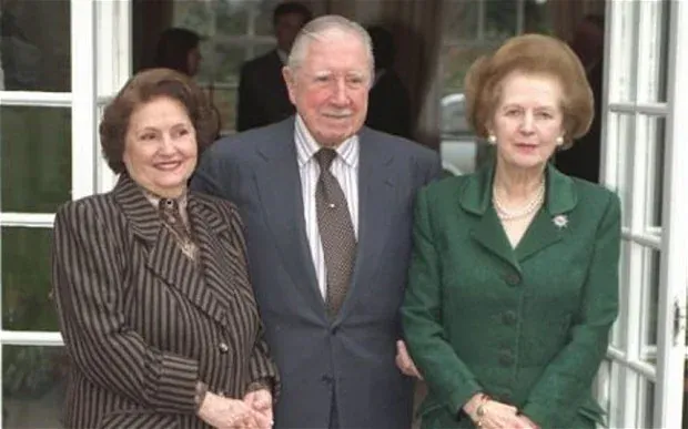 Augusto Pinochet és felesége, valamint Margaret Thatcher. (Fotó: Reuters)
