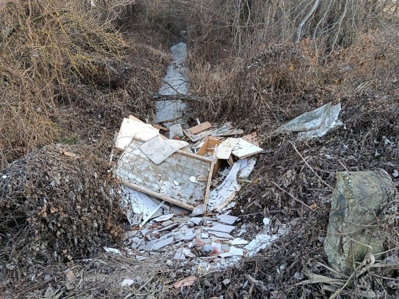  Nagy mennyiségű illegális hulladék lerakatra bukkantak a helyiek a település határában. (Fotó: Facebook)