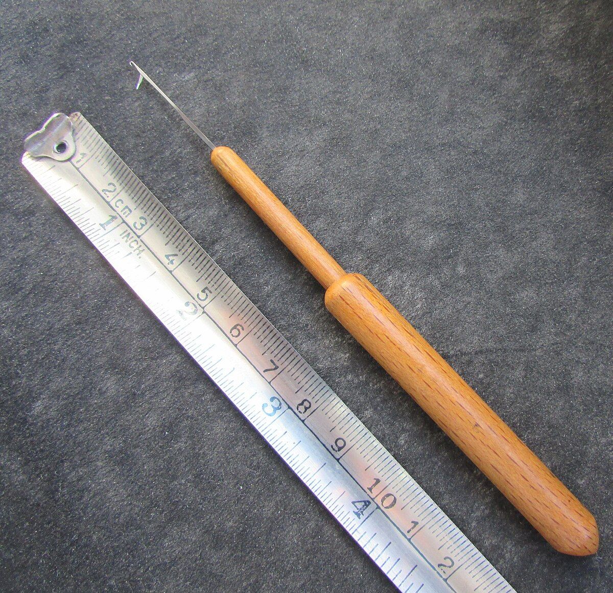 A mesterek varázspálcája egy speciális, apró nyelvvel ellátott szemfelszedő tű volt, amellyel sebészi precizitással hurkolták vissza a lefutott szemeket. (Fotó: wikipédia)