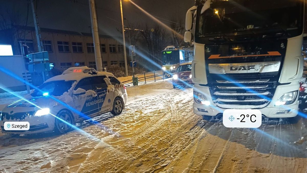 A rendőrök ragadtak lapátot. (Fotó: Szegeden láttam és hallottam Facebook-csoport)