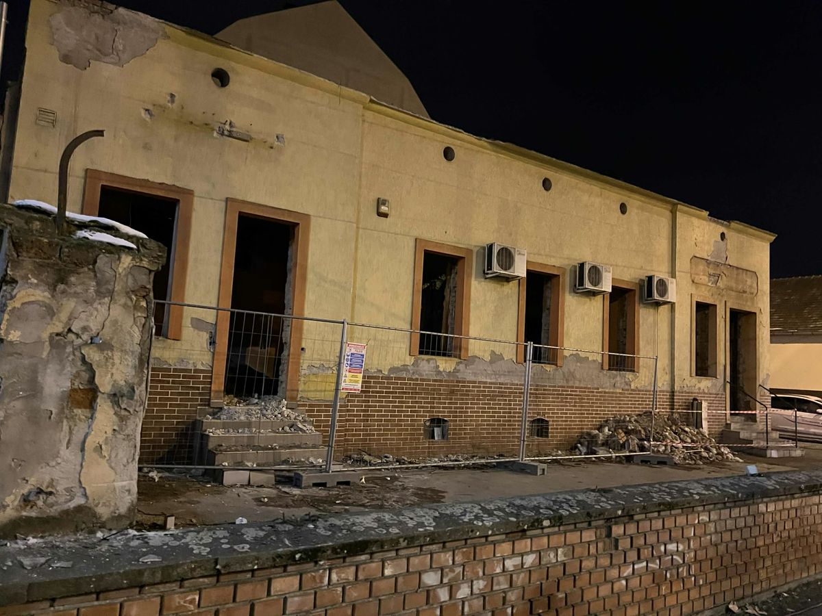 Végleg eltűnik a szegedi térképről a Rózsafa Söröző. (Fotó: olvasónktól)