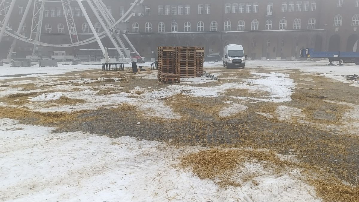 A gyerekek egyik kedvence a szalmabála labirintusnak is hűlt helye látható napok óta Dóm téren. (Fotó: SzegedMA)