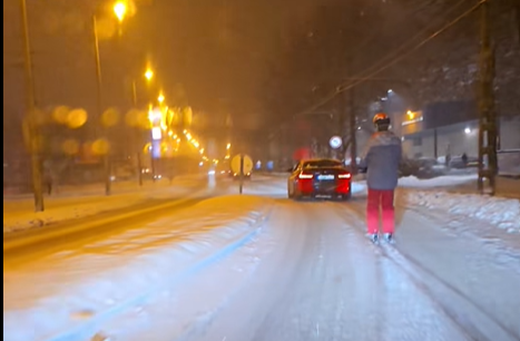 Szegeden autó mögött síeltek a városban