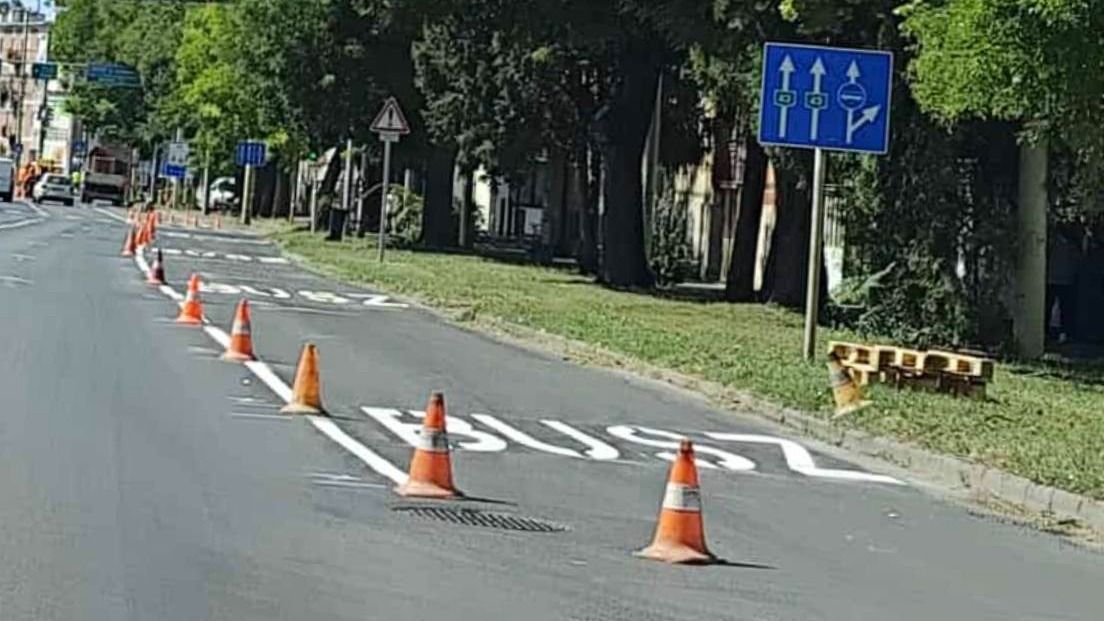 Szükséges volt az autóbusz forgalmi sáv kialakítása a Párizsi körúton. (Fotó: Majoros Gabriella)