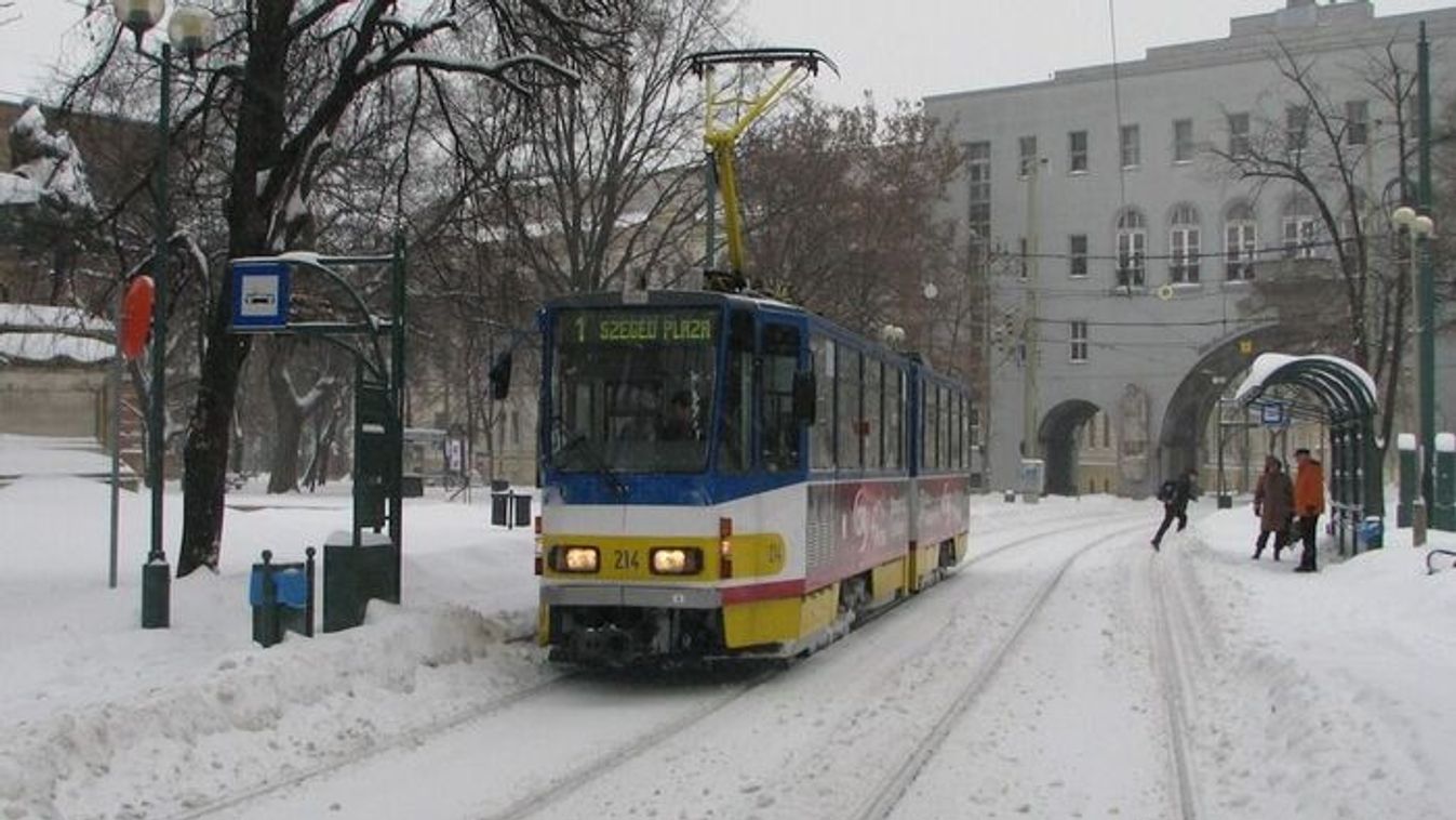 Vigyázat, csúszik! Óvatosságra int a Szegedi Közlekedési Társaság