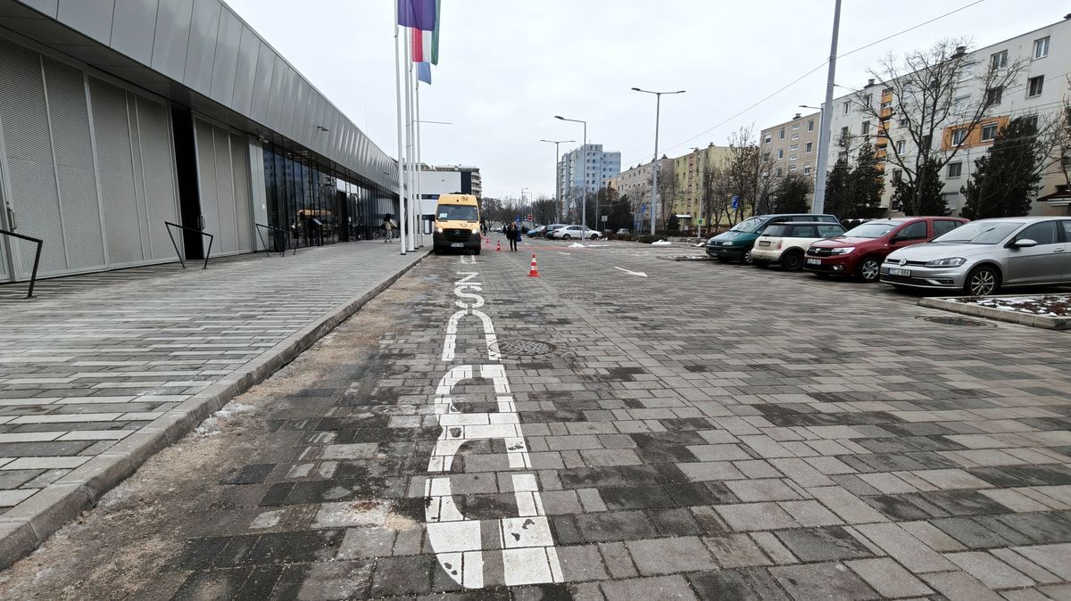 Szerda reggel akcióztak a rendőrök a Tiszavirág Sportuszoda előtt. (Fotó: Délmagyar)