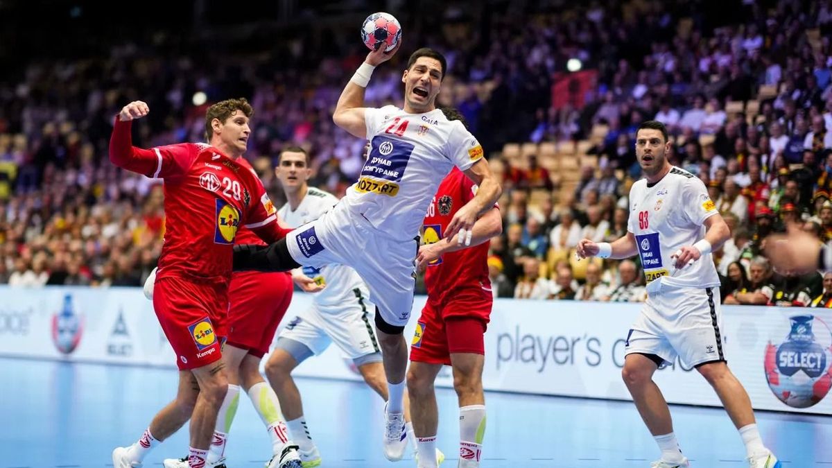 A Pick Szeged két játékosa, Sebastian Frimmel és Lazar Kukic egymás ellen lépett pályára. (Fotó: Eva Manhart / kolektiff)