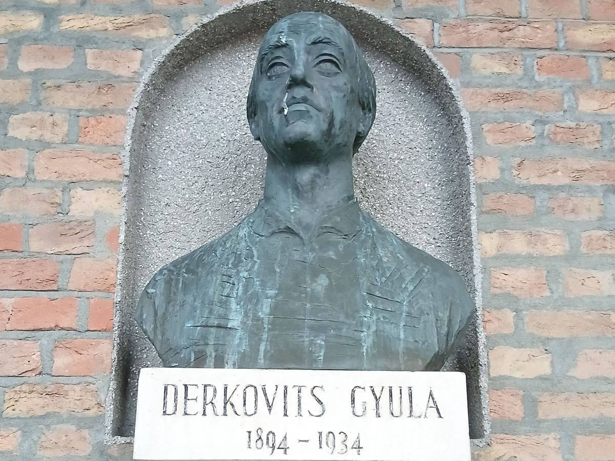 Derkovits Gyula alakja egyszerre művészeti és történelmi tükör, emlékét a Dóm tér is felidézi