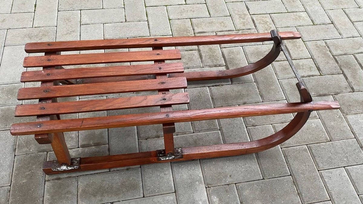 A régóta várt, kiadós havazás megérkezésével érezhetően élénkült a kereslet a szánkók iránt Szegeden. (Fotó: Jófogás)