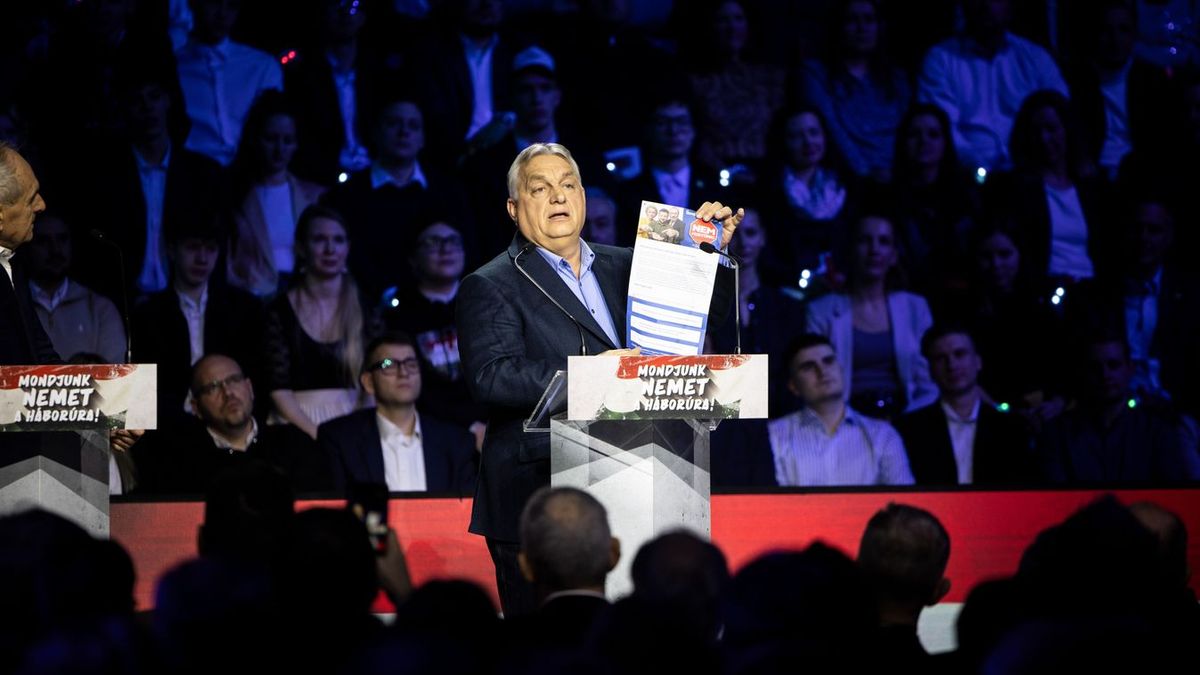 A legelső petíciós lapot személyesen viszi ki Orbán Viktor. (Fotó: MTI)