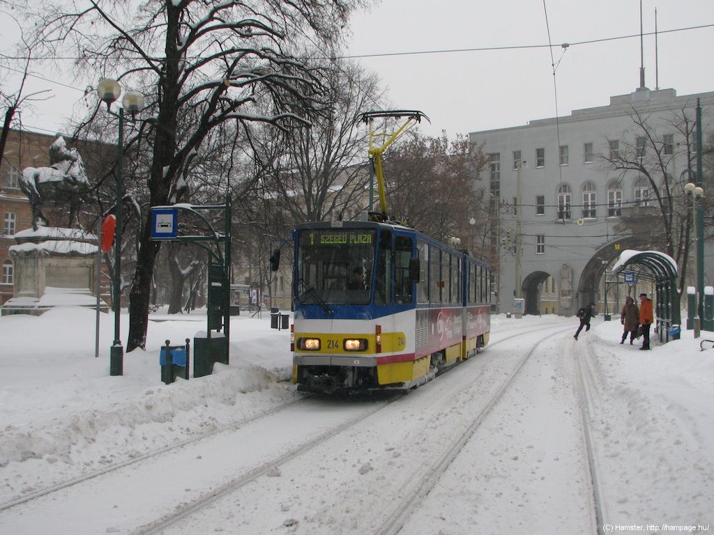 A jegesedés miatt balesetveszélyessé válhat több szegedi megállóhely. (Fotó: Szeged 2012-ben derékig érő hóban/hampage.hu)