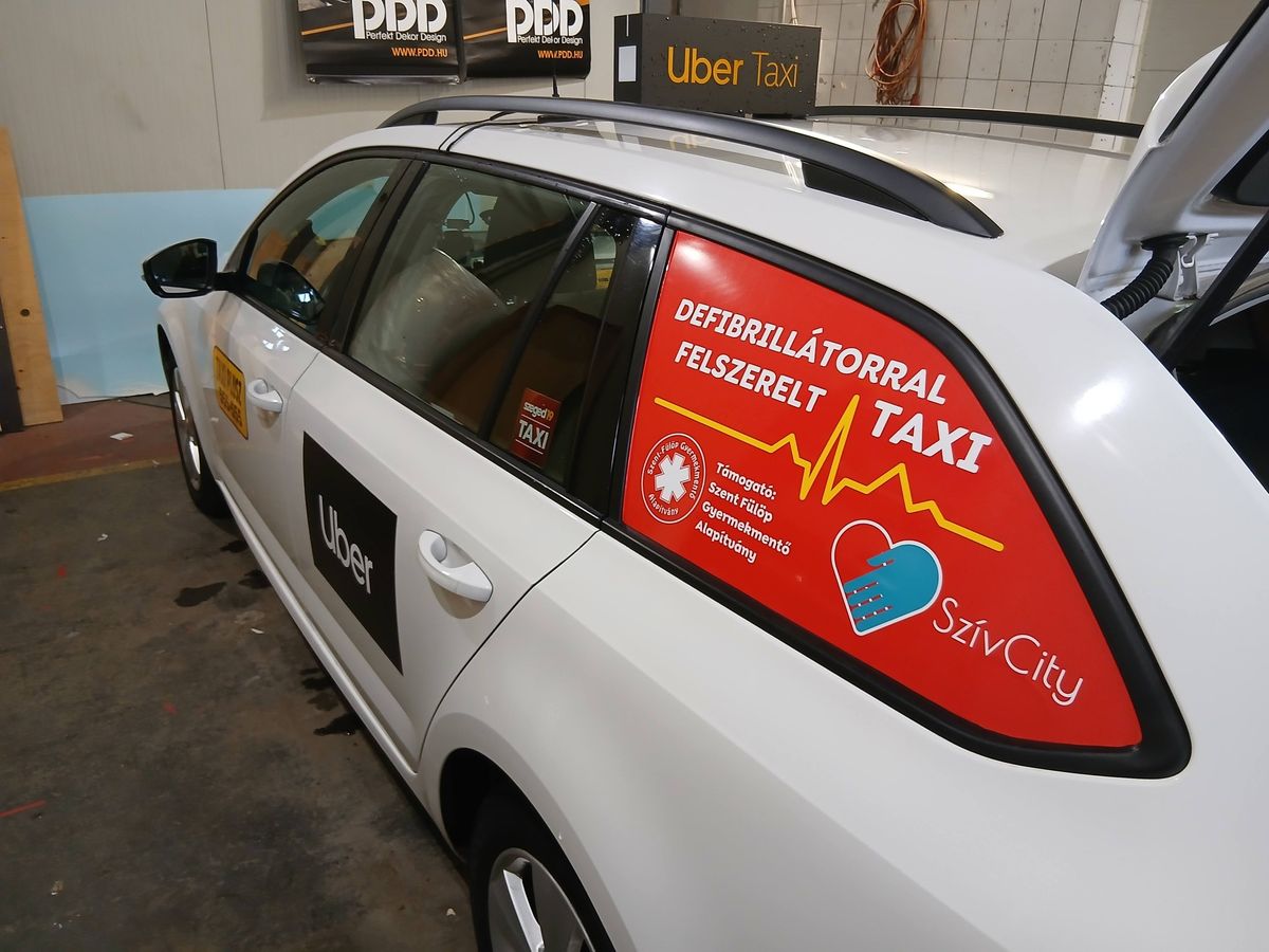 A defibrillátorral felszerelt taxi kezdte meg működését Szegeden