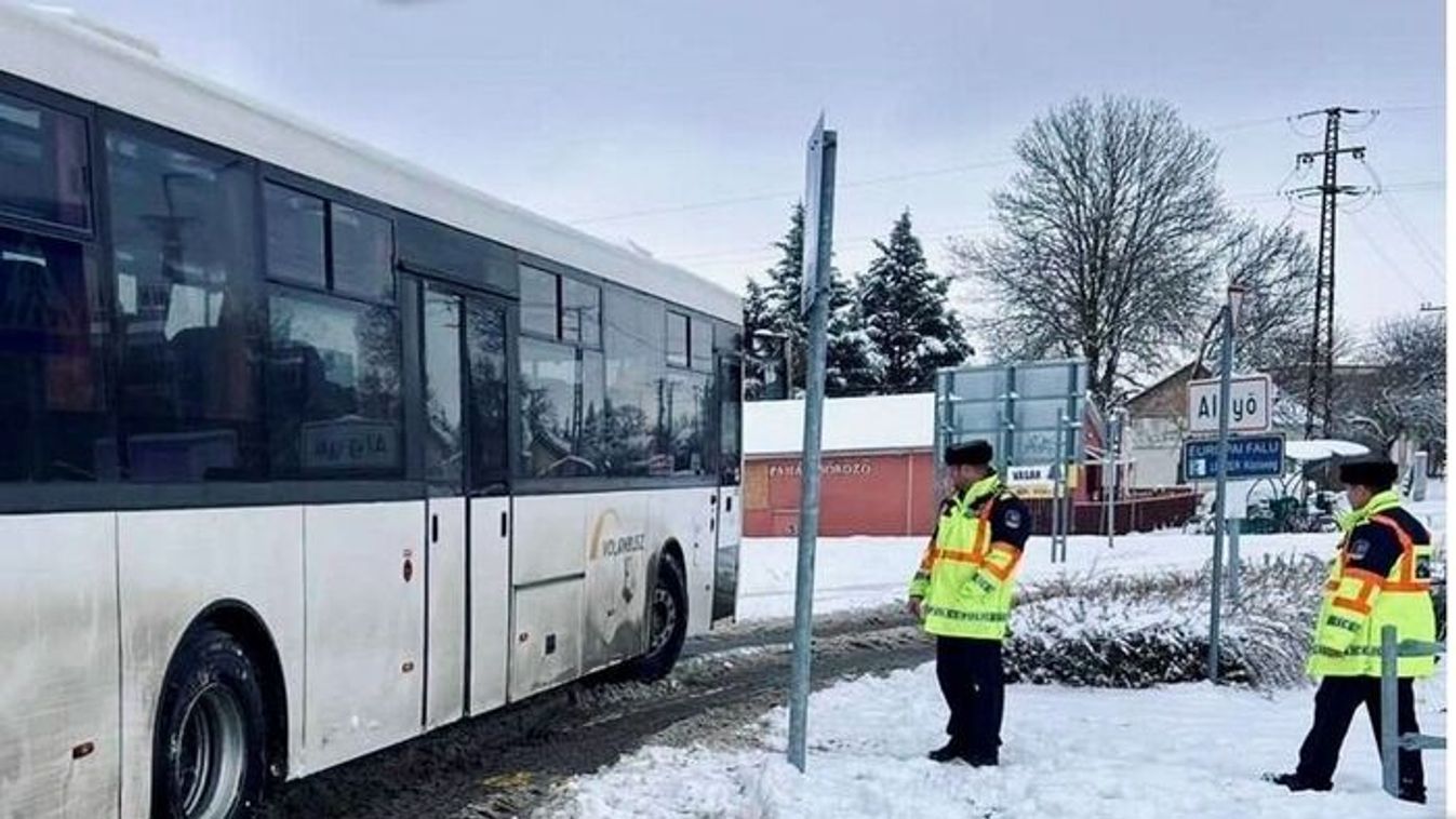 Rendőrök mentették a buszt Algyőnél: a csúszós útfelület okozott gondot