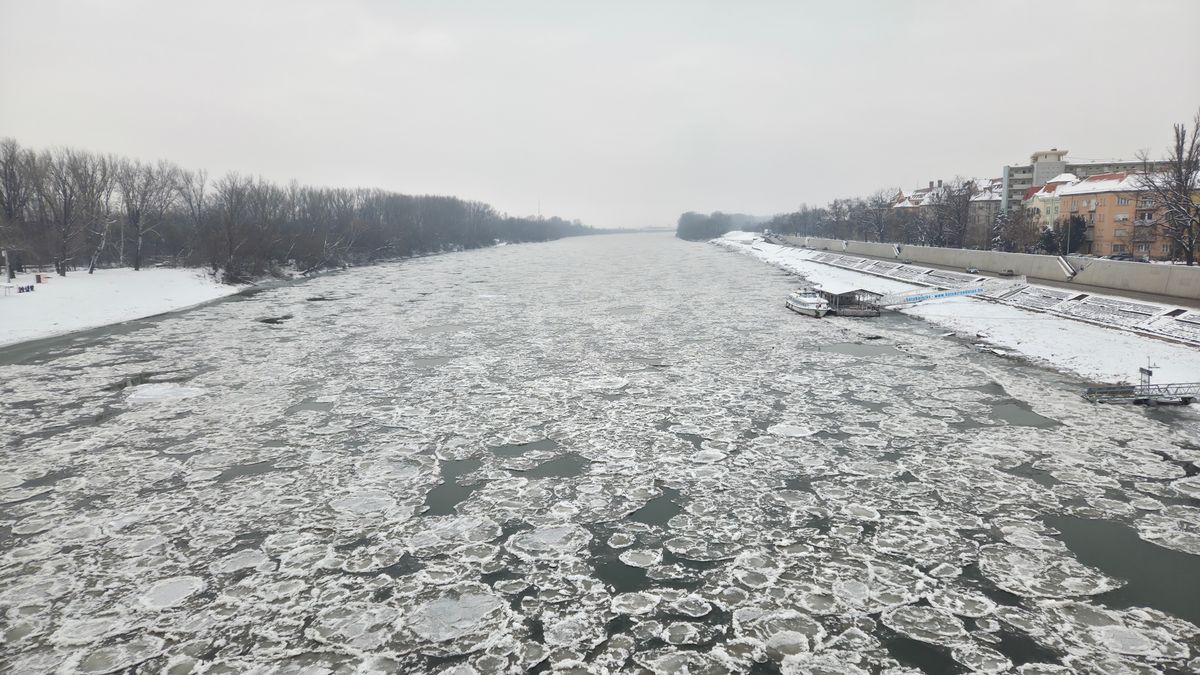 Mától a Tisza teljes magyarországi szakaszán érvényes a hajózási tilalom. (Fotó: Juhász Viktor)