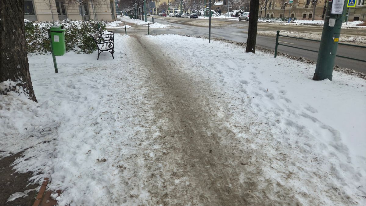 A hirtelen jött hóhelyzet sokak számára megnehezítette a mindennapokat. (Fotó: SzegedMA)