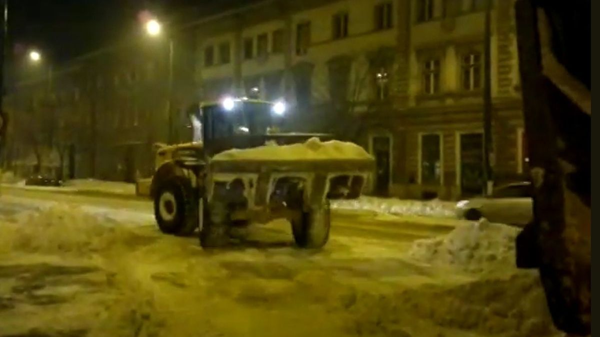 2012-ben tízezer köbméter havat szállított a város a Tisza-partra. (Fotó: Képernyőkép)