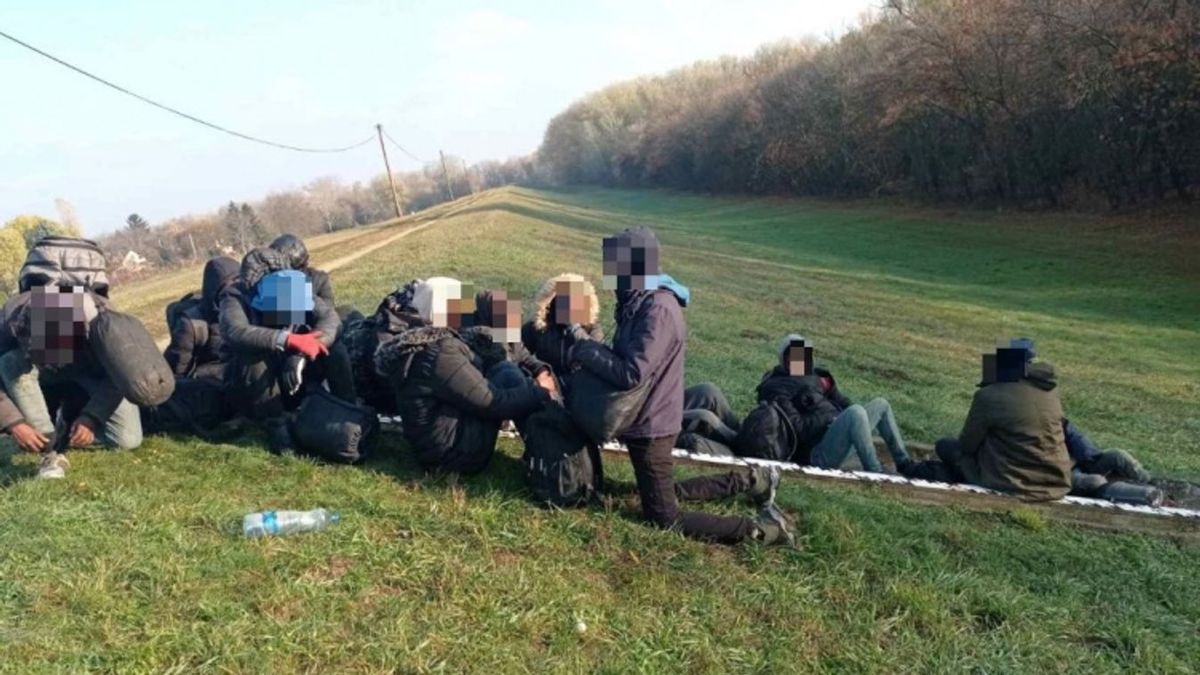 Illegális bevándorlók Szeged határában - a Migrációs Paktum legalizálná az országba és Szegedre jutásukat 