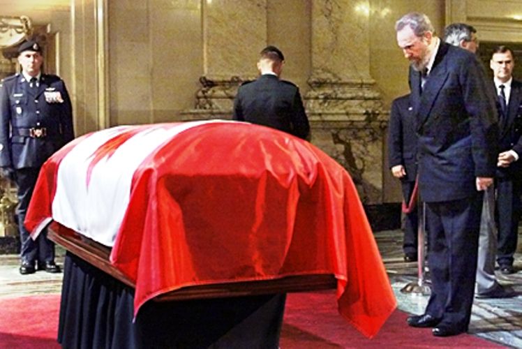Pierre Trudeau temetésén Fidel Castro. (Fotó: Jeff Kowalsky)