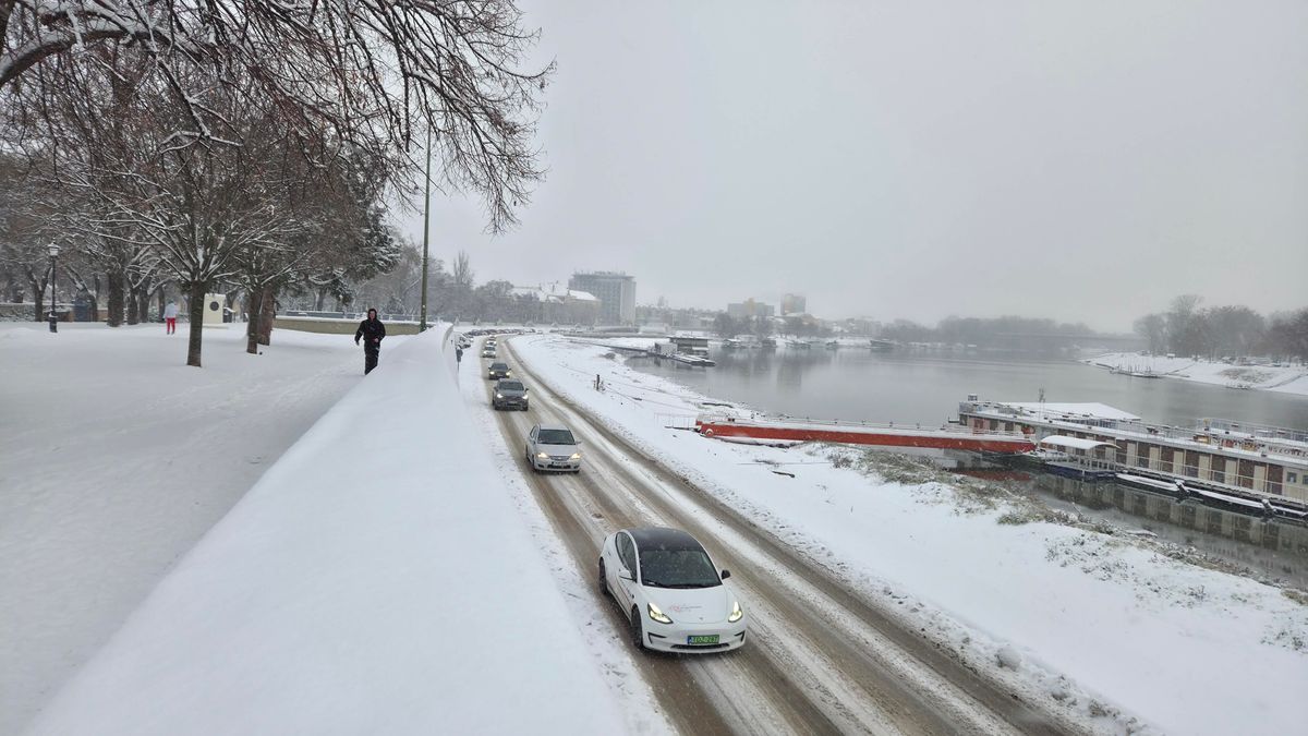 A szegedi hóhelyzet során számos sofőr nem volt elég körültekintő. (Fotó: SzegedMa)