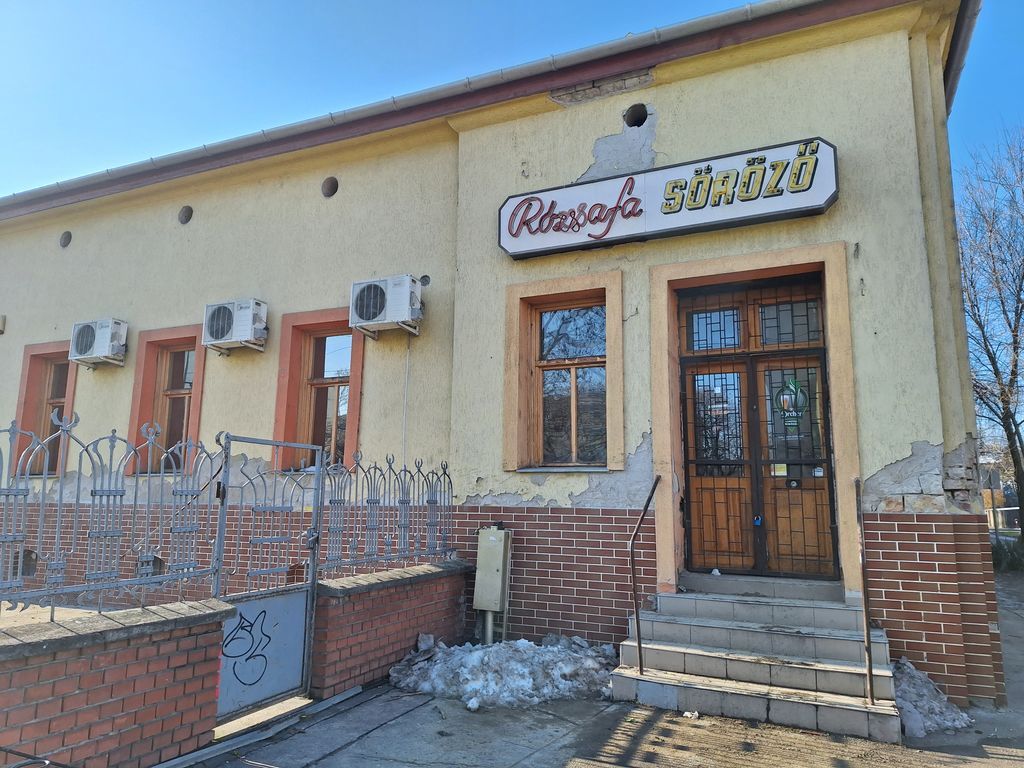 Januárban bezárt, most már bontják is a Rózsafa sörözőt