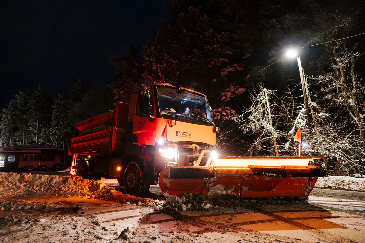 Az extrém hideg és a szél tovább nehezíti a közlekedést