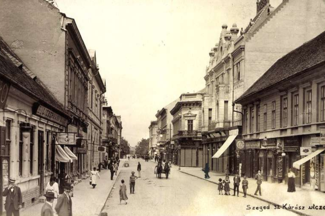 A szegedi Kárász utca műhelyeiben a szemfelszedők sebészi pontossággal javították a sérült harisnyákat. (Fotó: gallery.hungaricana.hu)