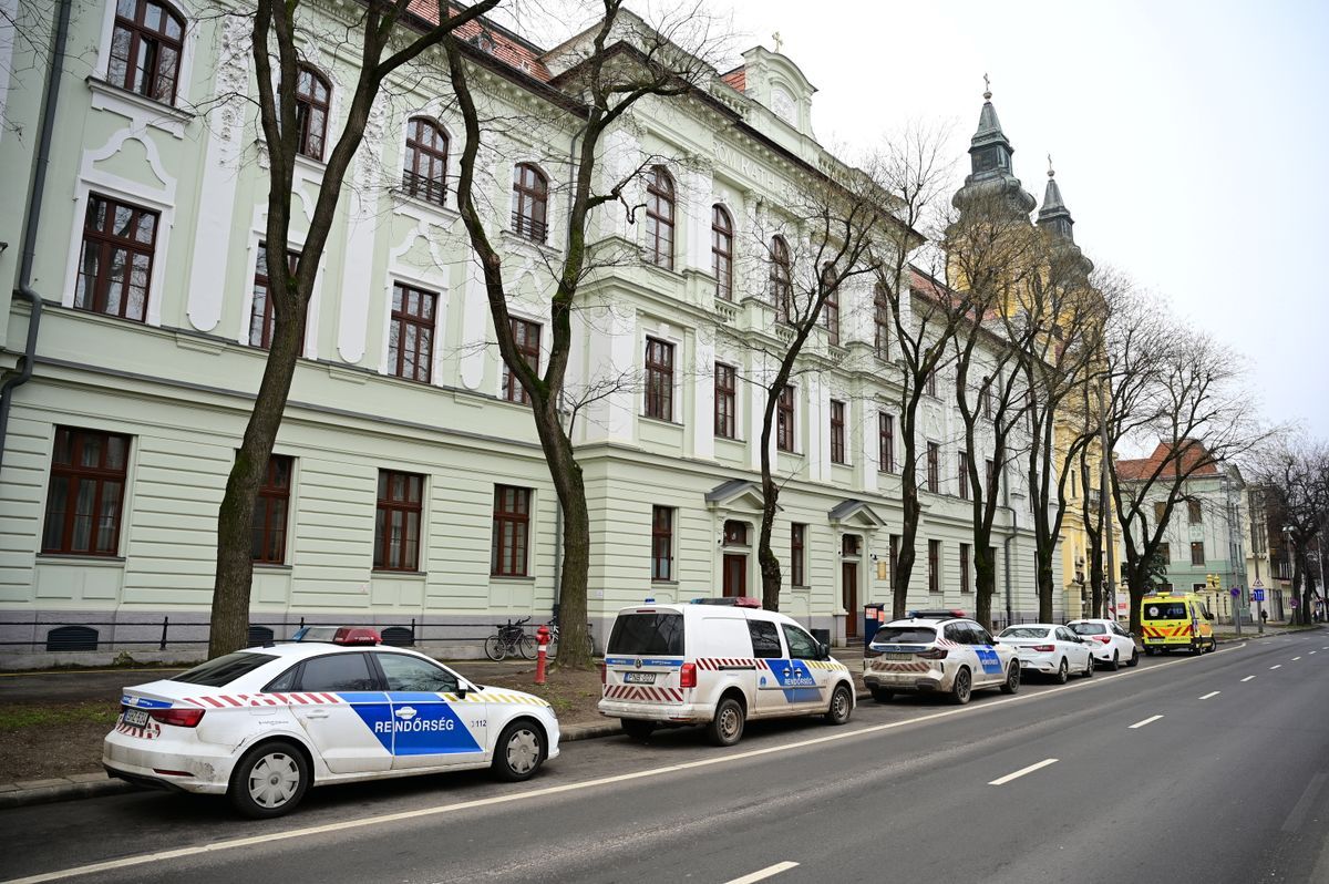 Rendőrség nagy erőkkel vonult ki a debreceni Szent József Óvoda, Általános Iskola, Gimnázium és Kollégiumhoz. (Fotó: MTI/Czeglédi Zsolt)