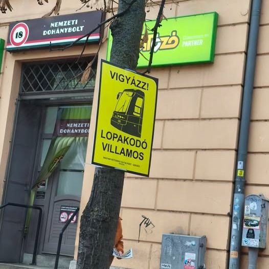 Villamos, ami lopakodik. (Fotó: Facebook)